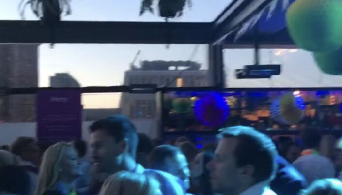 HETT: Det var topp stemning på dansegulvet da solen gikk ned. HETT: Det var topp stemning på dansegulvet da solen gikk ned.