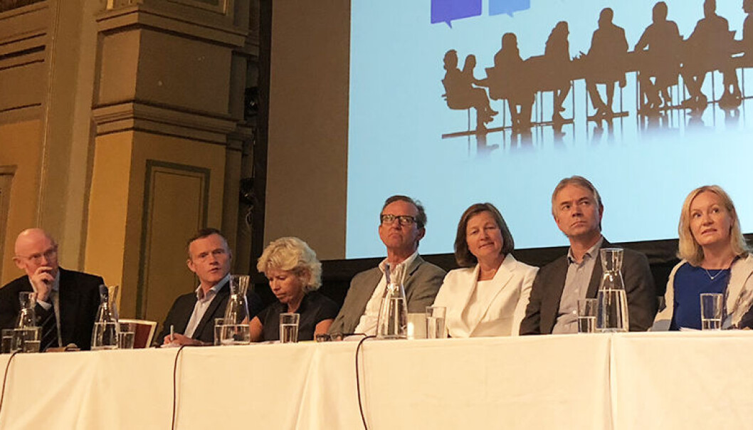 I panelet som diskuterte Domstolkommisjonens arbeid satt fra venstre høyesterettsdommer Henrik Bull, tingrettsdommerne Tor Christian Carlsen, Kirsten Bleskestad og Dagfinn Grønvik, leder i Dommerforeningen Ingjerd Thune, lagdommer Nils Asbjørn Engstad og høyesterettsdommer Cecilie Østensen Berglund. I panelet som diskuterte Domstolkommisjonens arbeid satt fra venstre høyesterettsdommer Henrik Bull, tingrettsdommerne Tor Christian Carlsen, Kirsten Bleskestad og Dagfinn Grønvik, leder i Dommerforeningen Ingjerd Thune, lagdommer Nils Asbjørn Engstad og høyesterettsdommer Cecilie Østensen Berglund.