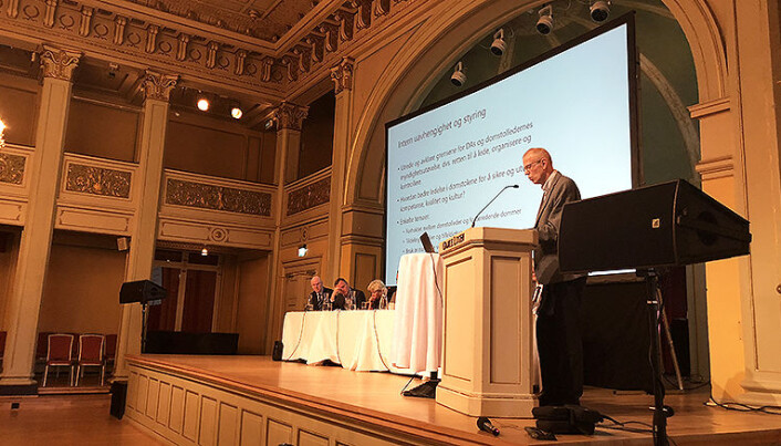 Yngve Svendsen, leder av Domstolkommisjonen, ønsker seg innspill til kommisjonens videre arbeid. - Spørsmålet er om systemet vi har i dag er robust nok når det eventuelt blir uvær, sa han, og fremhevet at Domstolskommisjonen ikke er en lønnskommisjone. - Men et spørsmål er hvem som skal ha kompetanse til å fastsette lønnen. I dag er det den utøvende makt. Bør det skapes større avstand til forvaltningen, spurte Svendsen. Yngve Svendsen, leder av Domstolkommisjonen, ønsker seg innspill til kommisjonens videre arbeid. - Spørsmålet er om systemet vi har i dag er robust nok når det eventuelt blir uvær, sa han, og fremhevet at Domstolskommisjonen ikke er en lønnskommisjone. - Men et spørsmål er hvem som skal ha kompetanse til å fastsette lønnen. I dag er det den utøvende makt. Bør det skapes større avstand til forvaltningen, spurte Svendsen.