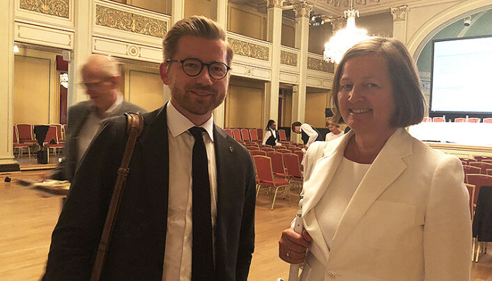 Statssekretær Sveinung Rotevatn deltok på seminaret, her med Ingjerd Thune, som i dag gikk av som leder av Dommerforeningen. Ny leder er lagdommer Wiggo Storhaug Larssen fra Gulating lagmannsrett. Statssekretær Sveinung Rotevatn deltok på seminaret, her med Ingjerd Thune, som i dag gikk av som leder av Dommerforeningen. Ny leder er lagdommer Wiggo Storhaug Larssen fra Gulating lagmannsrett.