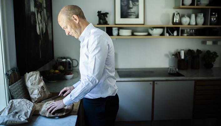 På kjøkkenveggen henger et oljemaleri av Benjamin Bergman. Tyrhaug kjøpte det for sine første feriepenger som advokatfullmektig i Thommessen. På kjøkkenveggen henger et oljemaleri av Benjamin Bergman. Tyrhaug kjøpte det for sine første feriepenger som advokatfullmektig i Thommessen.
