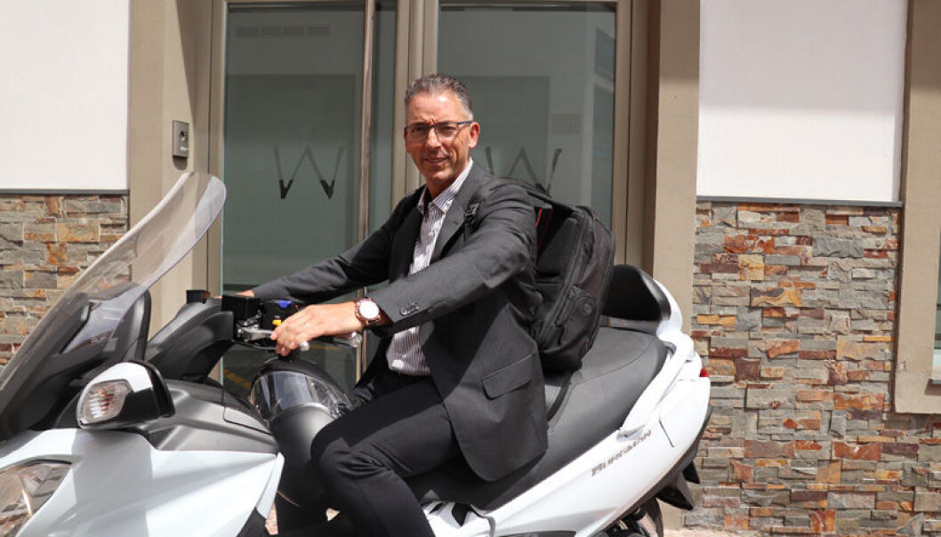 Karl Johan Lien Warpe ankommer som regel advokatkontoret i sentrum av Alfaz del Pi på spansk vis - med scooter. Karl Johan Lien Warpe ankommer som regel advokatkontoret i sentrum av Alfaz del Pi på spansk vis - med scooter.