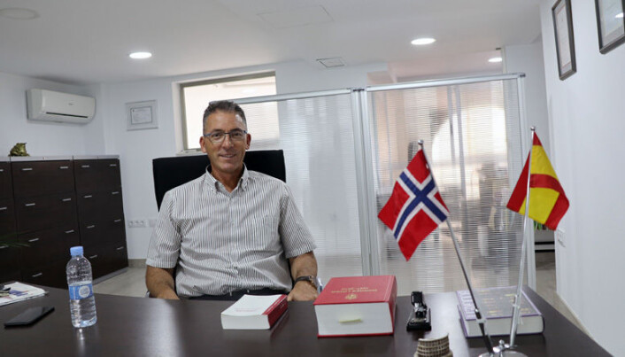 <html><head></head><body> På pulten har både det norske og det spanske flagget sin naturlige plass. Det samme har selvsagt en lovbok fra hvert av landene.</body></html> <html><head></head><body> På pulten har både det norske og det spanske flagget sin naturlige plass. Det samme har selvsagt en lovbok fra hvert av landene.</body></html>