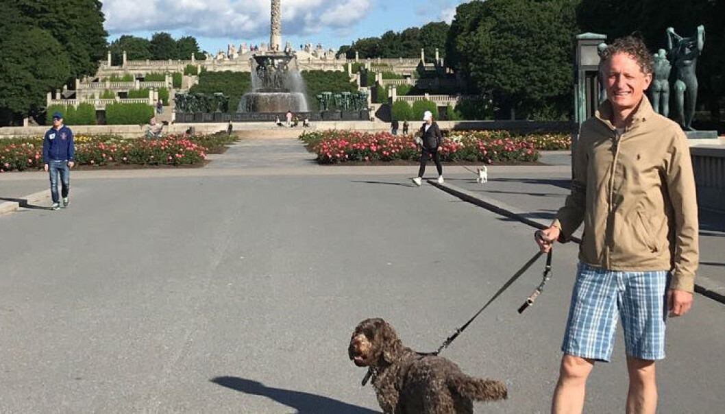 Advokat Thomas Nordby starter sommeren i Vigelandsparken i Oslo. Senere går turen til hytta utenfor Sandefjord. Foto: Privat Advokat Thomas Nordby starter sommeren i Vigelandsparken i Oslo. Senere går turen til hytta utenfor Sandefjord. Foto: Privat