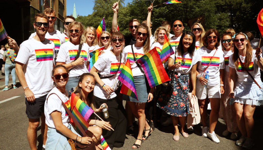 Mange glade advokater stilte lørdag i Oslo Pride-paraden sammen for aller første gang. Mange glade advokater stilte lørdag i Oslo Pride-paraden sammen for aller første gang.