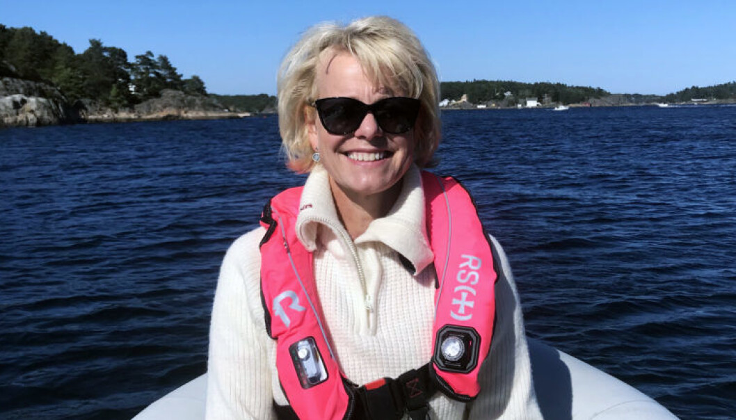 Generalsekretær i Advokatforeningen, Merete Smith, trives godt på sjøen både svømmende i vann og kjørende i båt. FOTO: Privat Generalsekretær i Advokatforeningen, Merete Smith, trives godt på sjøen både svømmende i vann og kjørende i båt. FOTO: Privat