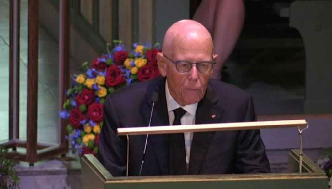 Carsten Smith, høyesterettsjustitiarius fra 1991 til 2002, var en av Thorvald Stoltenbergs nærmeste venner. Han talte i Stoltenbergs begravelse i Oslo domkirke i dag. Skjermdump fra VGs live-sending Carsten Smith, høyesterettsjustitiarius fra 1991 til 2002, var en av Thorvald Stoltenbergs nærmeste venner. Han talte i Stoltenbergs begravelse i Oslo domkirke i dag. Skjermdump fra VGs live-sending