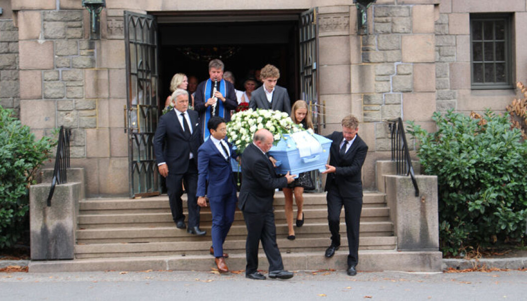 Fredag ble Tor Erling Staff bisatt fra Frogner kirke i Oslo. Blant kistebærerne var sønnen Trygve (foran til høyre). Fredag ble Tor Erling Staff bisatt fra Frogner kirke i Oslo. Blant kistebærerne var sønnen Trygve (foran til høyre).