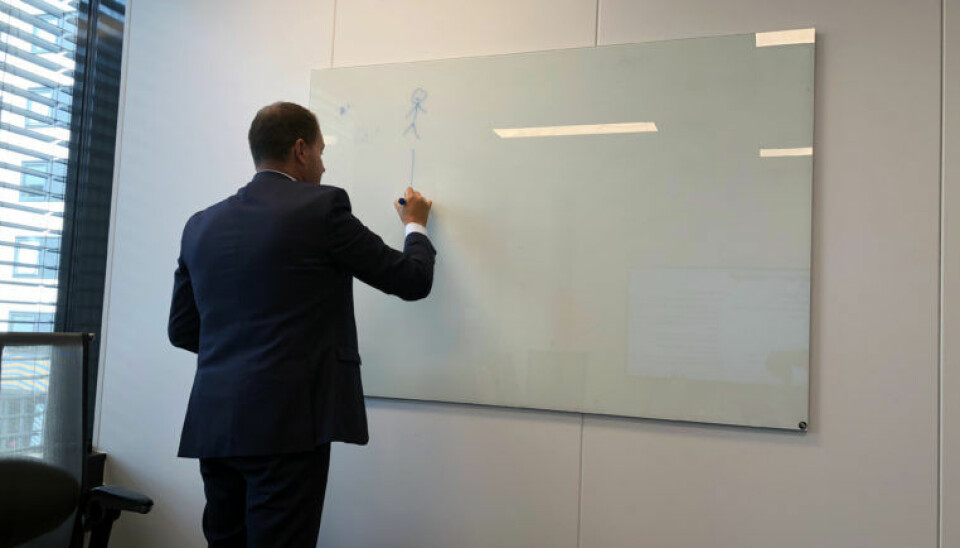 Truls Ole Baklid, administrerende direktør i Ayfie, illustrerer hvordan selskapets søkemotor er bygget opp. Foto: Thea N. Dahl