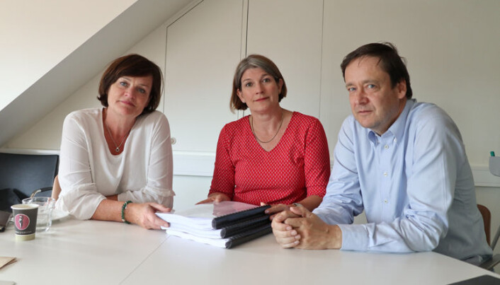 <html><head></head><body> Mette Yvonne Larsen Else McClimans og John Christian Elden med dommen, som er delt opp i tre.</body></html> <html><head></head><body> Mette Yvonne Larsen Else McClimans og John Christian Elden med dommen, som er delt opp i tre.</body></html>