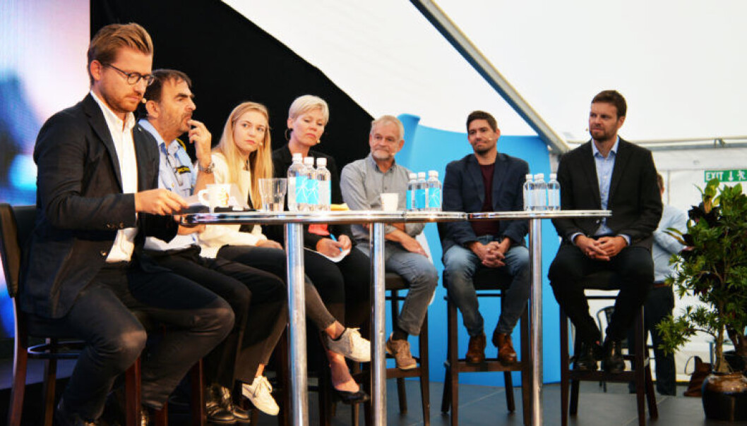 Et bredt panel diskuterte nakenbilde-deling da Telenor og Unicef arrangerte debatt under Arendalsuka. Fra venstre statssekretær Sveinung Rotevatn, Kripos-sjef Ketil Haukaas, stortingsrepresentantene Mathilde Tybring-Gjedde (H) og Åsgunn Lyngedal (A), Mogens Albæk, psykologspesialist, Hans-Marius Tessem, leder i Slettmeg.no og Ivar Stokkereit, fagansvarlig barns rettigheter i Unicef. Et bredt panel diskuterte nakenbilde-deling da Telenor og Unicef arrangerte debatt under Arendalsuka. Fra venstre statssekretær Sveinung Rotevatn, Kripos-sjef Ketil Haukaas, stortingsrepresentantene Mathilde Tybring-Gjedde (H) og Åsgunn Lyngedal (A), Mogens Albæk, psykologspesialist, Hans-Marius Tessem, leder i Slettmeg.no og Ivar Stokkereit, fagansvarlig barns rettigheter i Unicef.