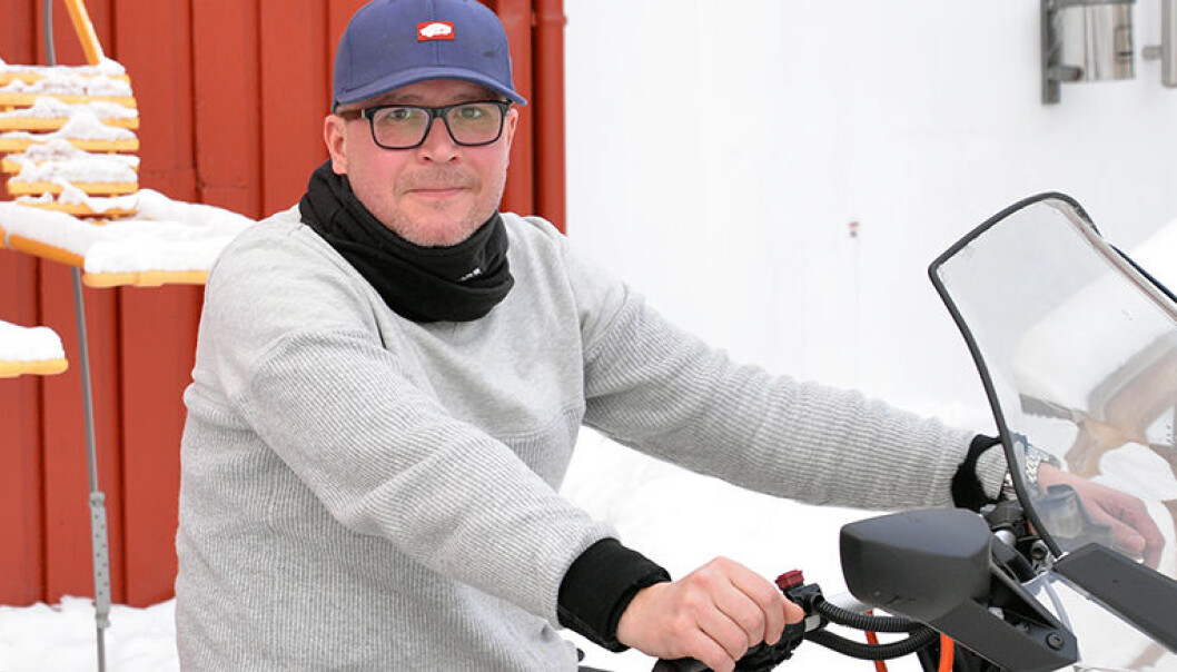 Advokat Kjetil Nilsen i Finnmark synes det er svært skuffende at kuttet i reisesalæret opprettholdes i budsjettet for neste år. I mars kjørte han snøscooter fra Alta til Lakselv for å være med på årsmøtet i Finnmark krets. Foto: Nina Schmidt Advokat Kjetil Nilsen i Finnmark synes det er svært skuffende at kuttet i reisesalæret opprettholdes i budsjettet for neste år. I mars kjørte han snøscooter fra Alta til Lakselv for å være med på årsmøtet i Finnmark krets. Foto: Nina Schmidt