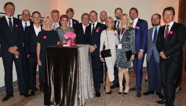 <html><head></head><body> SANDS stilte med en rekke av firmaets profiler på eventet i Roma.(f.v.) Oddbjørn Slinning, Geir Frøholm, Henrik Grung, Anne Kjølseth Ekerholt, Paul Bellamy, Vibeke Oretorp, Jon Skjørshammer Ernst Ravnaas, Lars Berge Andersen, Aksel Joachim Hageler, Wår Ravnaas, Lars Tormodsgard, Hillevi Myhre, Erik Lind, Ketil Sellæg Ramberg, og Christian Kjellby Nesset.</body></html> <html><head></head><body> SANDS stilte med en rekke av firmaets profiler på eventet i Roma.(f.v.) Oddbjørn Slinning, Geir Frøholm, Henrik Grung, Anne Kjølseth Ekerholt, Paul Bellamy, Vibeke Oretorp, Jon Skjørshammer Ernst Ravnaas, Lars Berge Andersen, Aksel Joachim Hageler, Wår Ravnaas, Lars Tormodsgard, Hillevi Myhre, Erik Lind, Ketil Sellæg Ramberg, og Christian Kjellby Nesset.</body></html>