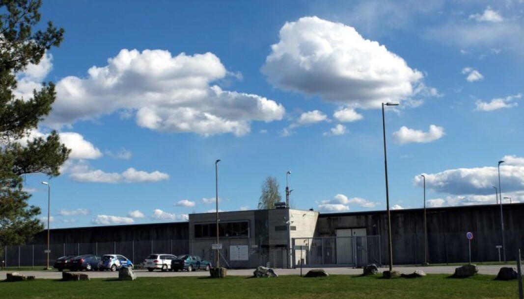Ullersmo heter offisielt Romerike fengsel, Ullersmo avdeling. Fengselet ligger i Ullensaker kommune og har 286 plasser. Målgruppen er mannlige innsatte med lengre straffedommer for alvorlig kriminalitet, utenlandske innsatte uten tilknytning til Norge og personer som varetektsfengsles, ifølge fengslets nettsider. Ullersmo heter offisielt Romerike fengsel, Ullersmo avdeling. Fengselet ligger i Ullensaker kommune og har 286 plasser. Målgruppen er mannlige innsatte med lengre straffedommer for alvorlig kriminalitet, utenlandske innsatte uten tilknytning til Norge og personer som varetektsfengsles, ifølge fengslets nettsider.