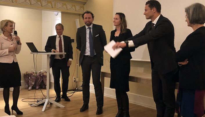 Fem foredragsholdere snakket om temaet "norsk rett og jurisdiksjon - er vi på vikende front?". Fra v. Merete Smith, Richard Sjøquist, Geir Gustavsson, Siv Elisabeht Hveberg, Geir Sviggum og Guiditta Cordera-Moss. Fem foredragsholdere snakket om temaet "norsk rett og jurisdiksjon - er vi på vikende front?". Fra v. Merete Smith, Richard Sjøquist, Geir Gustavsson, Siv Elisabeht Hveberg, Geir Sviggum og Guiditta Cordera-Moss.