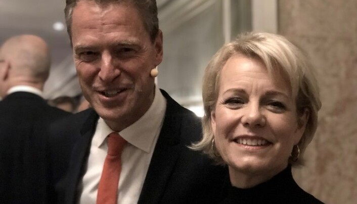 <html><head></head><body> Leder i Advokatforeningen Jens Johan Hjort og generalsekretær Merete Smith ønsket velkommen på Grand Hotel. Foto: Thea N. Dahl</body></html> <html><head></head><body> Leder i Advokatforeningen Jens Johan Hjort og generalsekretær Merete Smith ønsket velkommen på Grand Hotel. Foto: Thea N. Dahl</body></html>