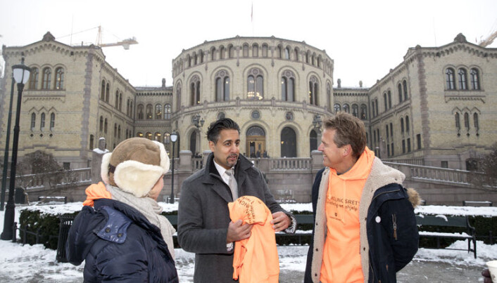 <html><head></head><body> Venstre-politiker og tidligere advokat, Abid Raja, var positive til Advokatforeningens salæraksjon da han møtte Advokatforeningens generalsekretær Merete Smith (t.v.) og leder Jens Johan Hjort i forbindelse med foreningens salæraksjon i november 2017.</body></html> <html><head></head><body> Venstre-politiker og tidligere advokat, Abid Raja, var positive til Advokatforeningens salæraksjon da han møtte Advokatforeningens generalsekretær Merete Smith (t.v.) og leder Jens Johan Hjort i forbindelse med foreningens salæraksjon i november 2017.</body></html>
