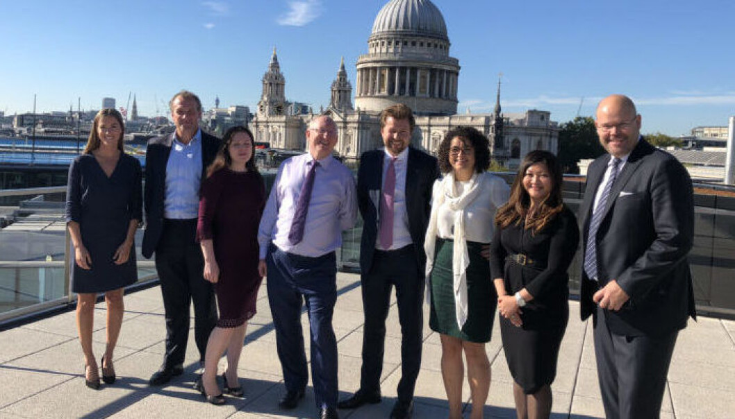 Trainee-ansvarlig Alexandra Eriksen (t.v.), partner Rob Jardine-Brown, senioradvokat Eleanor Midwinter, managing partner Chris Grieveson, partner Ole Henrik Wille, advokatfullmektig Fiona Rafla, senioradvokat Lesley Tan, og partner Gaute Gjelsten var blant de ansatte som nylig markerte Wikborg Reins nye London-lokaler. Foto: Kristin Lytskjold Raknes Trainee-ansvarlig Alexandra Eriksen (t.v.), partner Rob Jardine-Brown, senioradvokat Eleanor Midwinter, managing partner Chris Grieveson, partner Ole Henrik Wille, advokatfullmektig Fiona Rafla, senioradvokat Lesley Tan, og partner Gaute Gjelsten var blant de ansatte som nylig markerte Wikborg Reins nye London-lokaler. Foto: Kristin Lytskjold Raknes