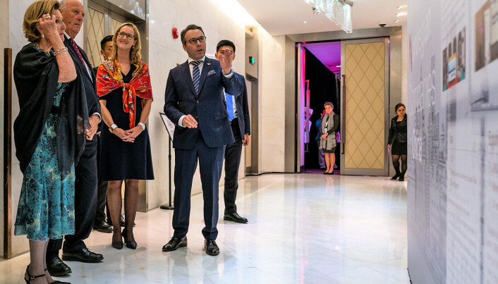 Under delegasjonen holdt Wikborg Rein presentasjoner om blant annet immaterielle rettigheter og investeringsstrategier. Her viser Christian James-Olsen kongeparet en tidslinje som illustrerer den norske næringsutviklingen i Kina. Foto: Tom Hansen/Innovasjon Norge Under delegasjonen holdt Wikborg Rein presentasjoner om blant annet immaterielle rettigheter og investeringsstrategier. Her viser Christian James-Olsen kongeparet en tidslinje som illustrerer den norske næringsutviklingen i Kina. Foto: Tom Hansen/Innovasjon Norge