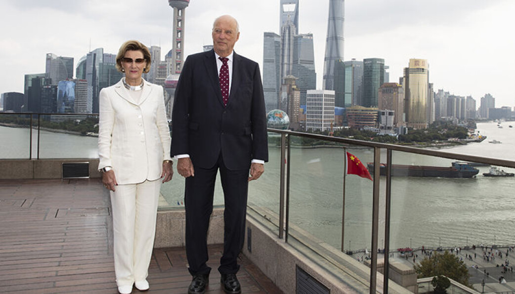 Kong Harald og Dronning Sonja holdt pressemøte på denne spektakulære terrassen i Shanghai. Foto: Tom Hansen / Innovasjon Norge Kong Harald og Dronning Sonja holdt pressemøte på denne spektakulære terrassen i Shanghai. Foto: Tom Hansen / Innovasjon Norge