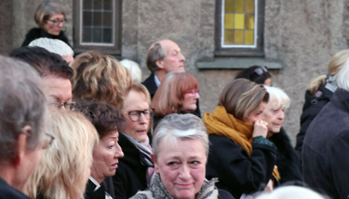 <html><head></head><body> Berit Reiss-Andersen og mange av de andre tilstedeværende var berørte etter bisettelsen av Harald Stabell.</body></html> <html><head></head><body> Berit Reiss-Andersen og mange av de andre tilstedeværende var berørte etter bisettelsen av Harald Stabell.</body></html>
