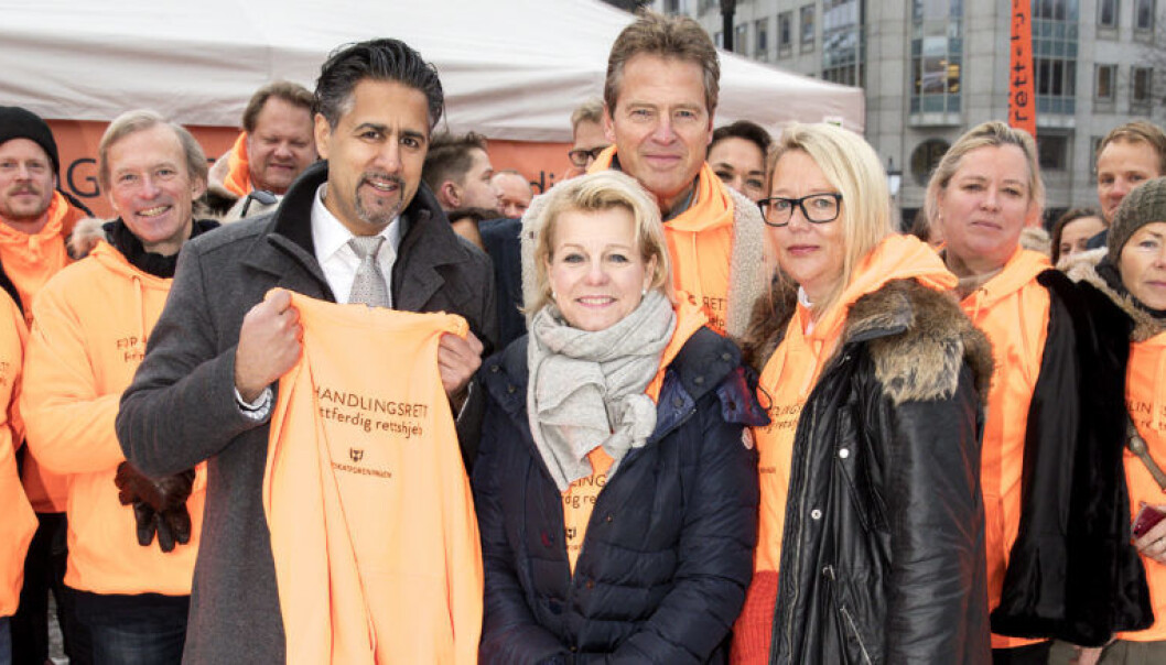 For et drøyt år siden aksjonerte Advokatforeningen foran Stortinget for å få forhandlingsrett om salærsatsen. Venstres Abid Raja støttet forslaget dengang, men i desember i fjor stemte Venstre og Krf sammen med Høyre og Frp imot forslaget om å innføre en ny modell for forhandlinger om salærsatsen mellom staten og Advokatforeningen. Foto: Andreas Fadum For et drøyt år siden aksjonerte Advokatforeningen foran Stortinget for å få forhandlingsrett om salærsatsen. Venstres Abid Raja støttet forslaget dengang, men i desember i fjor stemte Venstre og Krf sammen med Høyre og Frp imot forslaget om å innføre en ny modell for forhandlinger om salærsatsen mellom staten og Advokatforeningen. Foto: Andreas Fadum