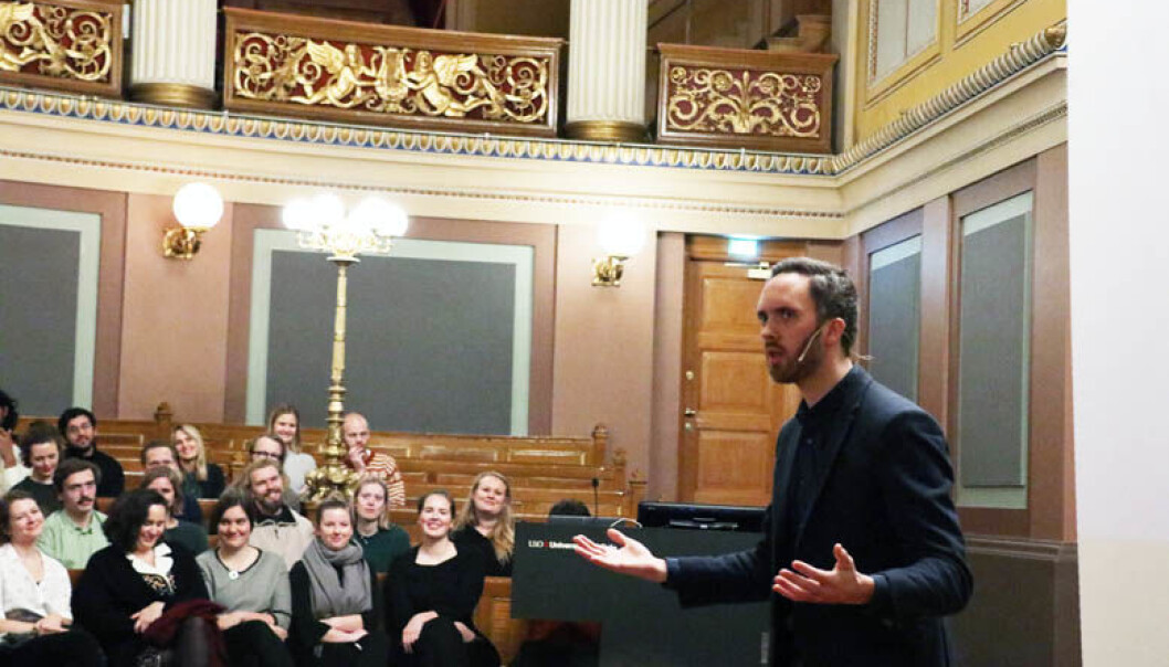 Thomas Bye sin forestilling om justismord berørte de drøyt tre hundre oppmøtte i Gamle festsal ved Universitetet i Oslo. Thomas Bye sin forestilling om justismord berørte de drøyt tre hundre oppmøtte i Gamle festsal ved Universitetet i Oslo.