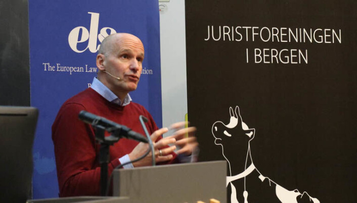 <html><head></head><body> - Du tenker kanskje at pressen synes du er interessant som vil gi dem informasjon, men egentlig synes de du er en dust, sa Lippestad.</body></html> <html><head></head><body> - Du tenker kanskje at pressen synes du er interessant som vil gi dem informasjon, men egentlig synes de du er en dust, sa Lippestad.</body></html>