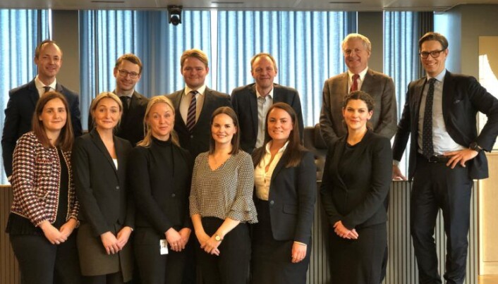 <html><head></head><body> Ola Ø. Nisja (bak f.v) trommet sammen deler av Wikborg Reins tvistegruppe da Advokatbladet var på besøk. Ved siden av Nisja står Hedvig Bugge Reiersen, Andreas Mello-Kildal, Kristin Wiese Bromander, Steinar Solheim Nordal, Gunnar Meyer, Lars Erik Steinkjer, Kaare Andreas Shetelig, Marte Bergem Høvde, Nora Sandvik Bratheim, Anna Holdhus Tveten og Amelie Lied Haga.</body></html> <html><head></head><body> Ola Ø. Nisja (bak f.v) trommet sammen deler av Wikborg Reins tvistegruppe da Advokatbladet var på besøk. Ved siden av Nisja står Hedvig Bugge Reiersen, Andreas Mello-Kildal, Kristin Wiese Bromander, Steinar Solheim Nordal, Gunnar Meyer, Lars Erik Steinkjer, Kaare Andreas Shetelig, Marte Bergem Høvde, Nora Sandvik Bratheim, Anna Holdhus Tveten og Amelie Lied Haga.</body></html>
