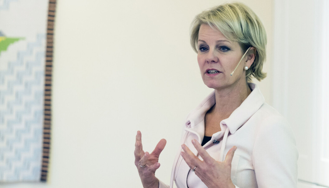 - Det er helt nødvendig at advokater etterutdanner seg, sier generalsekretær Merete Smith i Advokatforeningen. - Det er helt nødvendig at advokater etterutdanner seg, sier generalsekretær Merete Smith i Advokatforeningen.