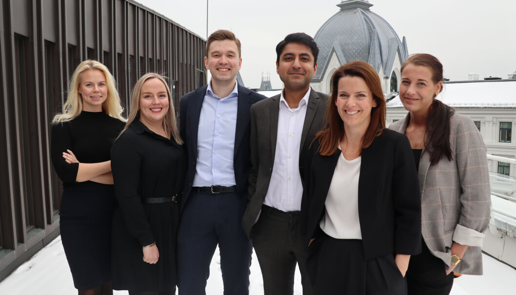 Advokatfullmektig Mathilde Rye Ramberg (t.v.), jusstudent Kristian Ulriksen, advokatfullmektig Faraz Ahmed Ali, partner Ellen Teresa Heyerdahl, jusstudent Elise Sivertsen, og advokatfullmektig Pernille Engstrøm Skaug under samlingen for ThommessenAkademiet. Advokatfullmektig Mathilde Rye Ramberg (t.v.), jusstudent Kristian Ulriksen, advokatfullmektig Faraz Ahmed Ali, partner Ellen Teresa Heyerdahl, jusstudent Elise Sivertsen, og advokatfullmektig Pernille Engstrøm Skaug under samlingen for ThommessenAkademiet.