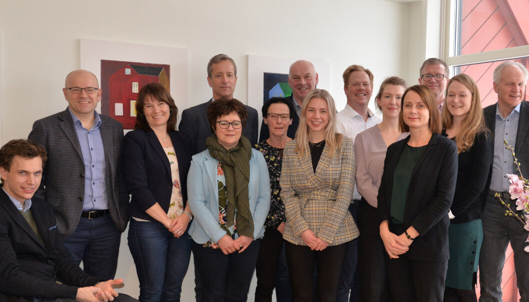 Størst i byen! Fra v. Lars Otterholt Veen, Hilde Leine, Kjetil Schonhowd, Grethe Dalbu, Anne Hermandsen, Jesper Holte, Hilde Goflebakke, Oddvar Møllerløkken, Inger Marie Haug, Tove R. Alsvik, Aslak Runde, Kirsti Mengshoel og Eivind Bjøralt. Størst i byen! Fra v. Lars Otterholt Veen, Hilde Leine, Kjetil Schonhowd, Grethe Dalbu, Anne Hermandsen, Jesper Holte, Hilde Goflebakke, Oddvar Møllerløkken, Inger Marie Haug, Tove R. Alsvik, Aslak Runde, Kirsti Mengshoel og Eivind Bjøralt.