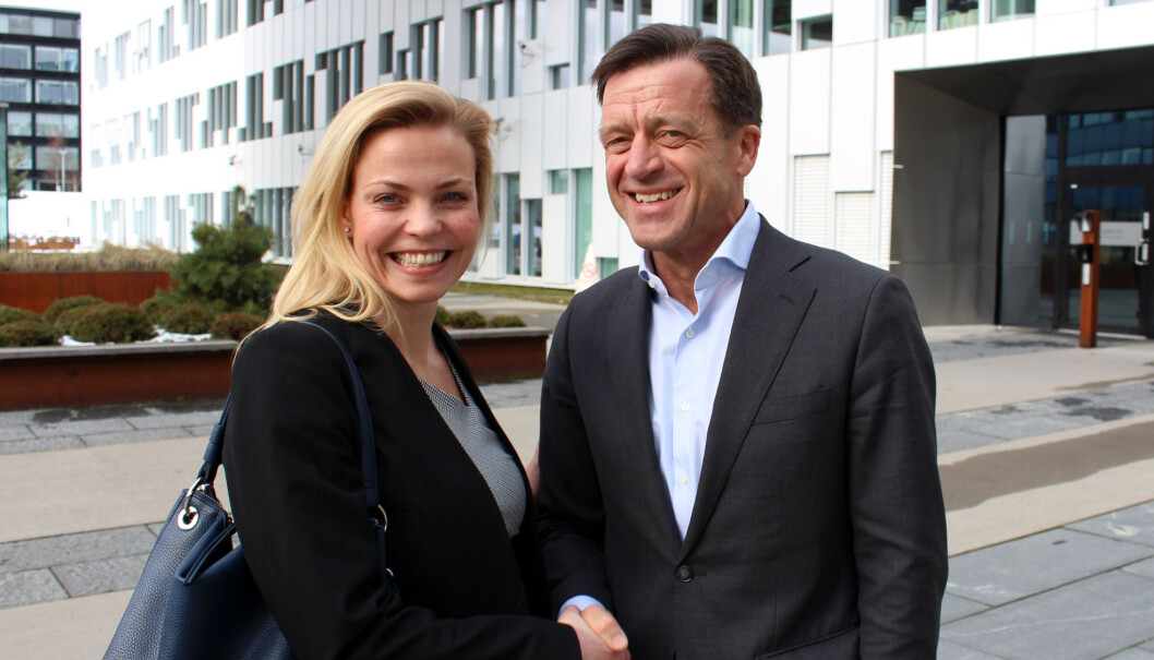 Wiersholm-partner Kristine Hasle Øvreby har invitert med seg Equinors juridiske direktør Hans Henrik Klouman til debatt. Foto: Henrik Skjevestad Wiersholm-partner Kristine Hasle Øvreby har invitert med seg Equinors juridiske direktør Hans Henrik Klouman til debatt. Foto: Henrik Skjevestad