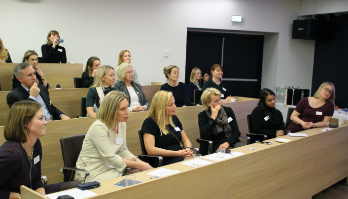 Stort engasjement da Advokatforeningens kvinneutvalg inviterte til debatt i fjor. Nå håper utvalget at flere menn vil møte opp på neste seminar. Foto: Henrik Skjevestad Stort engasjement da Advokatforeningens kvinneutvalg inviterte til debatt i fjor. Nå håper utvalget at flere menn vil møte opp på neste seminar. Foto: Henrik Skjevestad