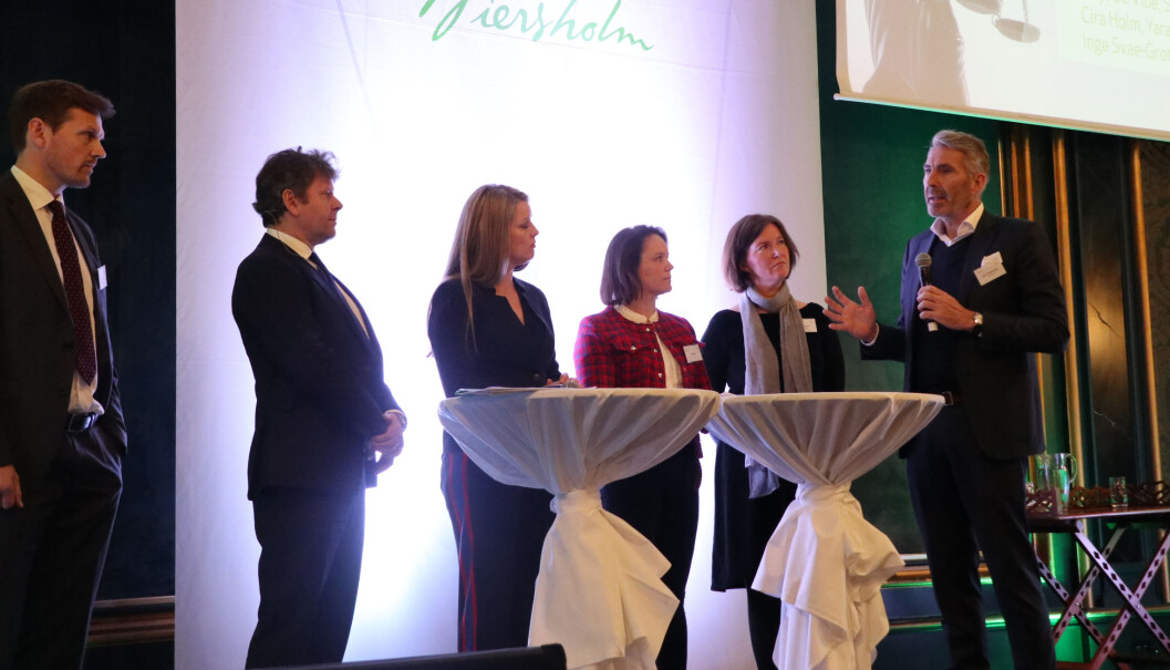 Statsadvokat Inge Svae-Grotli fra Økokrim, Elden-partner Thomas Skjelbred, Maja de Vibe fra Statkraft, Cira Holm i Yara, Muriel Bjørseth Hansen fra Næringsdepartementet, og tidligere Wiersholm-mp, Summa Equitys adm. direktør Nils H. Thommessen, deltok alle i et debattpanel som diskuterte forretningsdrift sett opp mot menneskerettigheter og compliance. Statsadvokat Inge Svae-Grotli fra Økokrim, Elden-partner Thomas Skjelbred, Maja de Vibe fra Statkraft, Cira Holm i Yara, Muriel Bjørseth Hansen fra Næringsdepartementet, og tidligere Wiersholm-mp, Summa Equitys adm. direktør Nils H. Thommessen, deltok alle i et debattpanel som diskuterte forretningsdrift sett opp mot menneskerettigheter og compliance.