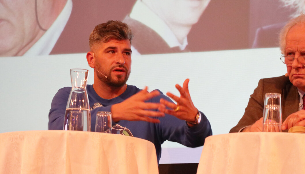 - Debattklimaet blir heftigere på nett, sa NRK-programleder Leo Ajkic. Her med William Nygaard. Foto: Henrik Skjevestad - Debattklimaet blir heftigere på nett, sa NRK-programleder Leo Ajkic. Her med William Nygaard. Foto: Henrik Skjevestad