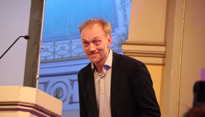 Nettstedet Rett24 og Kjetil Kolsrud ble tildelt Oslo krets' æresbevisning for 2018. Tidligere vinnere er Forsvarergruppen (2017), Kristian Andenæs (2016), Sverre Koch (2015), Jussbuss (2014) og Gatejuristen(2013). Foto: Henrik Skjevestad Nettstedet Rett24 og Kjetil Kolsrud ble tildelt Oslo krets' æresbevisning for 2018. Tidligere vinnere er Forsvarergruppen (2017), Kristian Andenæs (2016), Sverre Koch (2015), Jussbuss (2014) og Gatejuristen(2013). Foto: Henrik Skjevestad
