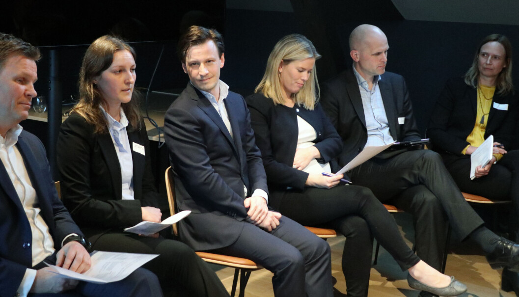 Administrerende direktør Atle H. Carlsen i Selmer, senioradvokat Christian Emil Petersen i Wikborg Rein, Ylva Gjesdahl Petersen fra Thommessen, partner Henrik Boelke fra Hjort og partner Naja Donnow fra Kluge satt i panelet som mandag diskuterte kjønnsbalanse i advokatbransjen. Administrerende direktør Atle H. Carlsen i Selmer, senioradvokat Christian Emil Petersen i Wikborg Rein, Ylva Gjesdahl Petersen fra Thommessen, partner Henrik Boelke fra Hjort og partner Naja Donnow fra Kluge satt i panelet som mandag diskuterte kjønnsbalanse i advokatbransjen.