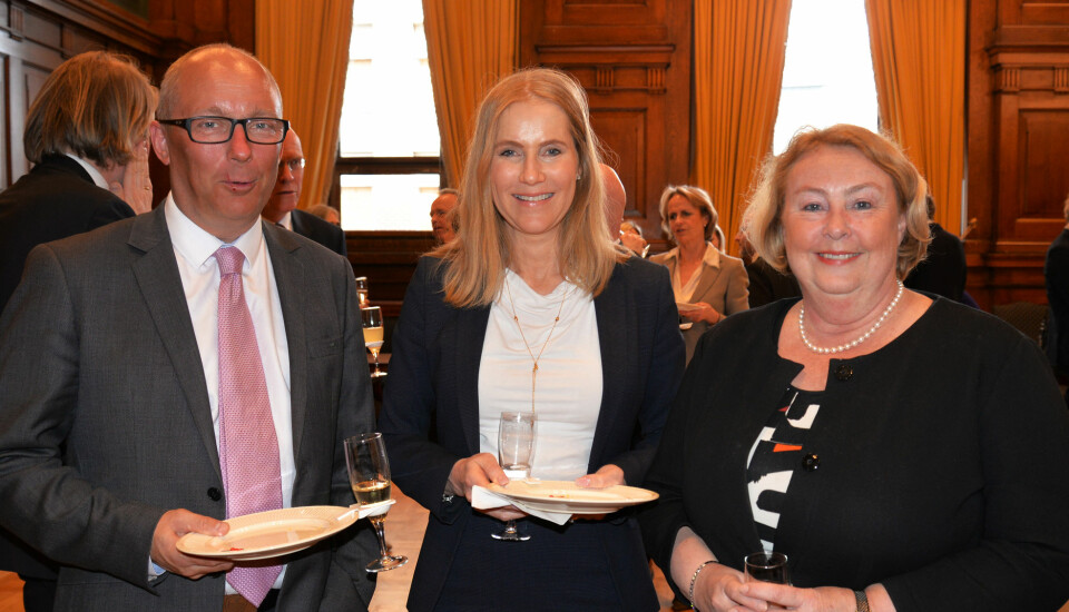 Advokat Camilla Vislie med høyesterettsdommer Borgar Høgetveit Berg og justitiarius Toril Marie Øie.