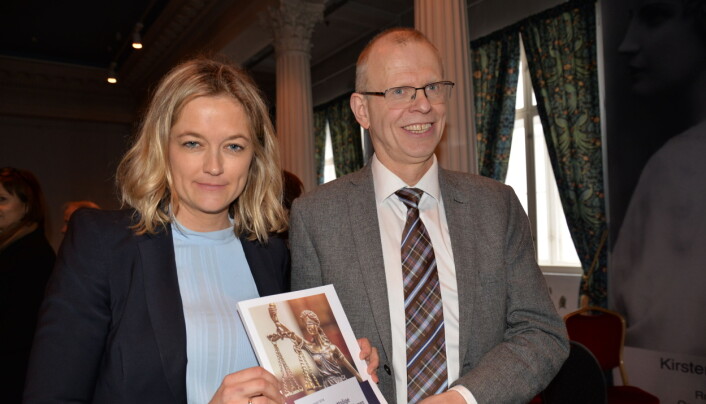 UTREDET MENNESKERETTSLIGE RAMMER: På oppdrag fra Domstolkommisjonen, som ledes av sorenskriver i Oslo, Yngve Svendsen, har Norges nasjonale institusjon for menneskerettigheter (NIM) utredet hvilke krav til uavhengighet som følger av menneskerettighetene i Grunnloven og internasjonale konvensjoner.
NIMs rapport ble på arrangementet i Oslo overlevert av direktør Adele Matheson Mestad til Yngve Svendsen. UTREDET MENNESKERETTSLIGE RAMMER: På oppdrag fra Domstolkommisjonen, som ledes av sorenskriver i Oslo, Yngve Svendsen, har Norges nasjonale institusjon for menneskerettigheter (NIM) utredet hvilke krav til uavhengighet som følger av menneskerettighetene i Grunnloven og internasjonale konvensjoner.
NIMs rapport ble på arrangementet i Oslo overlevert av direktør Adele Matheson Mestad til Yngve Svendsen.