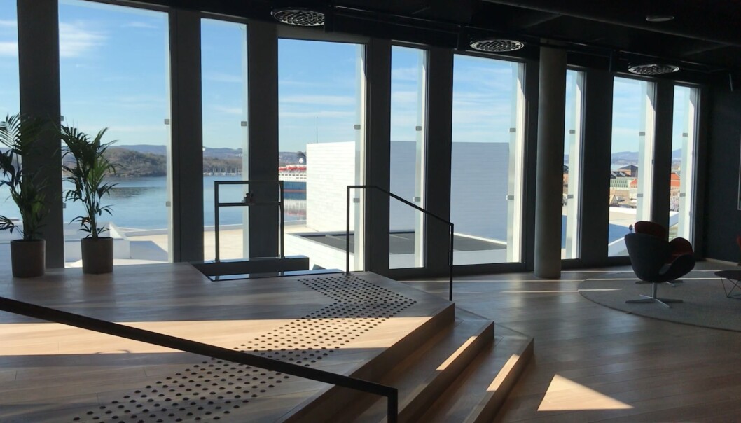 Et luftig resepsjonsområde møter gjestene i toppetasjen i Diagonale-bygget. Et luftig resepsjonsområde møter gjestene i toppetasjen i Diagonale-bygget.