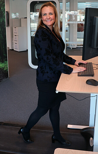 - Jeg jobber ikke noe mindre nå, men det er mer forutberegnelig her, sier Katrine Hverven Sontum, som gjerne arbeider ved en av Coors pulter med egen tredemølle. - Jeg jobber ikke noe mindre nå, men det er mer forutberegnelig her, sier Katrine Hverven Sontum, som gjerne arbeider ved en av Coors pulter med egen tredemølle.