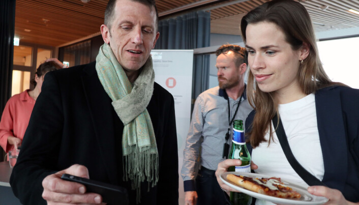 Nicholas Hawtin viser frem Nordic Legal Tech Hub til en av Advokatforeningens fagkonsulenter, Silje Ljåstad. Nicholas Hawtin viser frem Nordic Legal Tech Hub til en av Advokatforeningens fagkonsulenter, Silje Ljåstad.