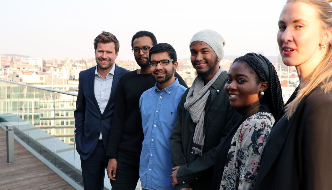 Partner Ole Henrik Wille, jusstudentene Fnann Ghebreweckli, Hamzah Sajid, Mahir M. Osman, Jennifer Obeng, og senioradvokat Kjersti Borgan alle frem til oppstart av den nye mentorordningen. Partner Ole Henrik Wille, jusstudentene Fnann Ghebreweckli, Hamzah Sajid, Mahir M. Osman, Jennifer Obeng, og senioradvokat Kjersti Borgan alle frem til oppstart av den nye mentorordningen.