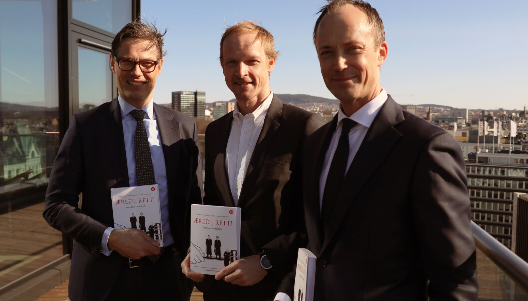 De tre prosessadvokatene Christian Reusch, Ola Ø. Nisja og Kaare Shetelig, står bak den ferske boken "Ærede rett" som ble lansert denne uken. De tre prosessadvokatene Christian Reusch, Ola Ø. Nisja og Kaare Shetelig, står bak den ferske boken "Ærede rett" som ble lansert denne uken.