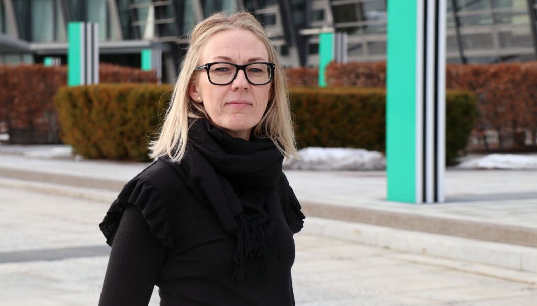 – Her i Telenor har vi mange kjempeflinke menn og kvinner som har kjent på at de ikke ønsket den byrden det er å jobbe i et eksternt advokatfirma, sier Siri Birgitte Bang Berge. – Her i Telenor har vi mange kjempeflinke menn og kvinner som har kjent på at de ikke ønsket den byrden det er å jobbe i et eksternt advokatfirma, sier Siri Birgitte Bang Berge.
