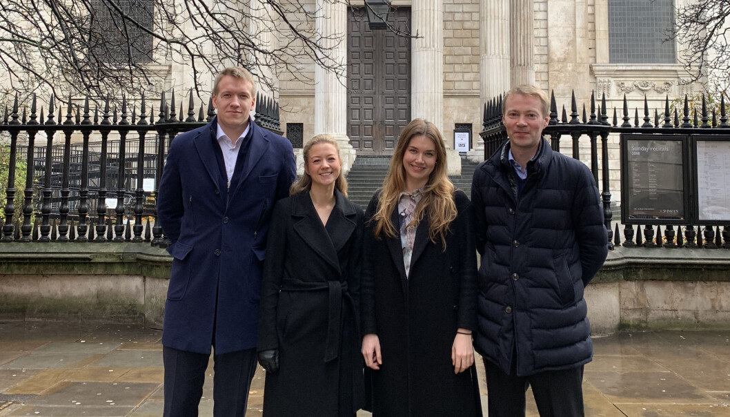 Simon Ulleland, Linn Andrea Nordhus, og Miriam Eriksen utgjorde sammen med Lars Eirik G. Røsås (t.h.) de ansatte ved Thommessens London-kontor i desember 2018. Foto: Thommessen Simon Ulleland, Linn Andrea Nordhus, og Miriam Eriksen utgjorde sammen med Lars Eirik G. Røsås (t.h.) de ansatte ved Thommessens London-kontor i desember 2018. Foto: Thommessen