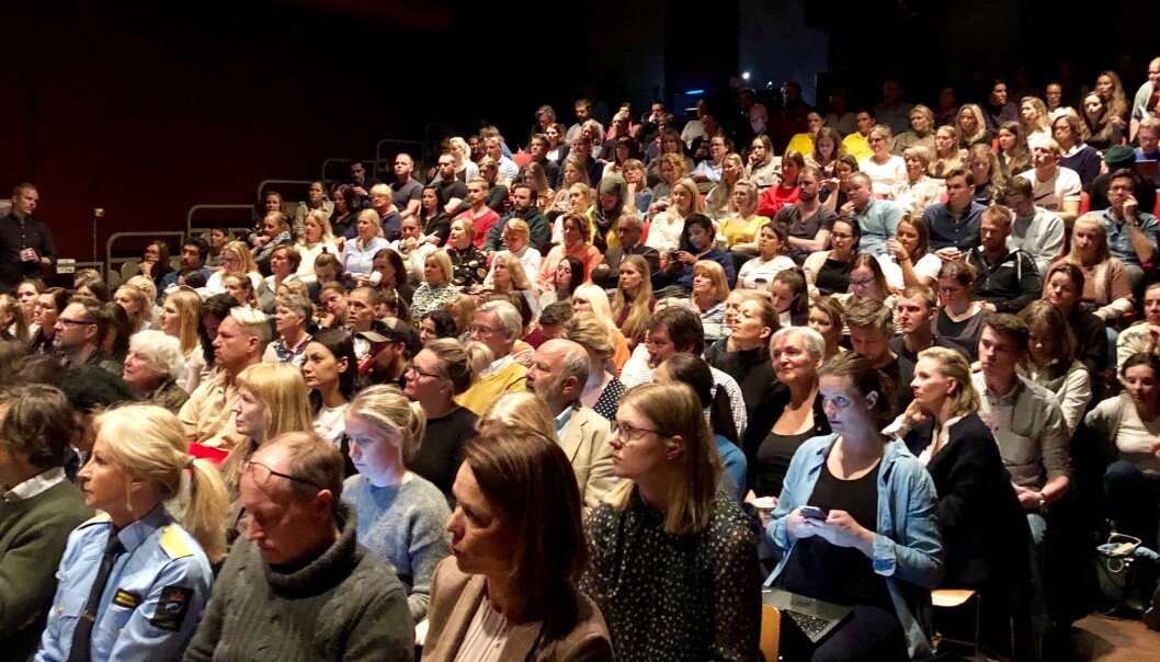 - Vi har et stort ansvar for at de alternative straffereaksjonene skal komme til sin rett – holde lovpålagte frister og klare å prioritere riktig, sa seksjonsleder i POD Kristin Elnæs til en sprengfull sal på Litteraturhuset. Foto: Baard Amundsen - Vi har et stort ansvar for at de alternative straffereaksjonene skal komme til sin rett – holde lovpålagte frister og klare å prioritere riktig, sa seksjonsleder i POD Kristin Elnæs til en sprengfull sal på Litteraturhuset. Foto: Baard Amundsen