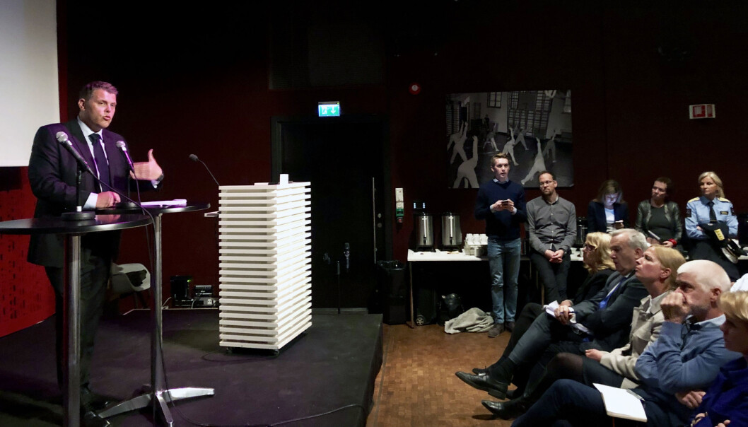 - Dette er et tema som er svært viktig for oss. Da jeg fikk høre at det var kø for å komme inn på seminaret, forstår man at man har truffet i tiden, sa justisminister Jøran Kallmyr på Advokatforeningens rettspolitiske seminar om ungdomskriminalitet. Foto: Baard Amundsen - Dette er et tema som er svært viktig for oss. Da jeg fikk høre at det var kø for å komme inn på seminaret, forstår man at man har truffet i tiden, sa justisminister Jøran Kallmyr på Advokatforeningens rettspolitiske seminar om ungdomskriminalitet. Foto: Baard Amundsen