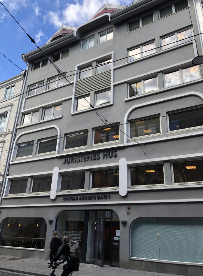 Advokatforeningen leier i dag ekstra lokaler i bygningen til venstre på bildet. Advokatforeningen leier i dag ekstra lokaler i bygningen til venstre på bildet.